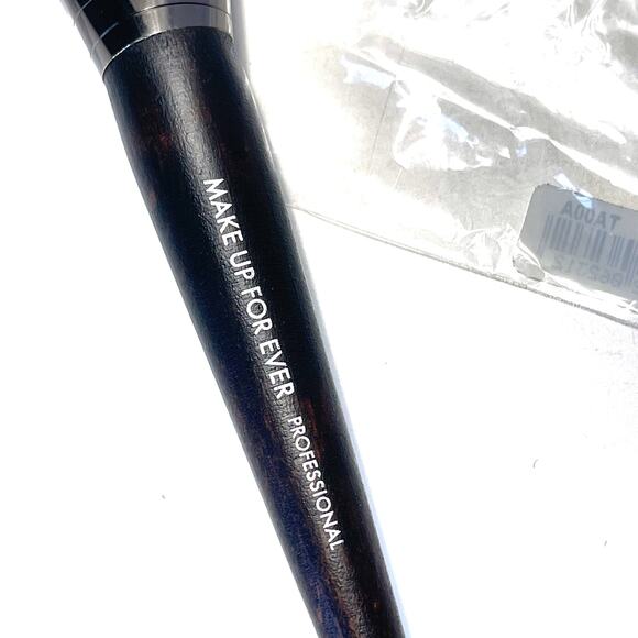 MAKE UP FOR EVER New Body Foundation Brush Medium 410 Straight - Picture 5 of 6